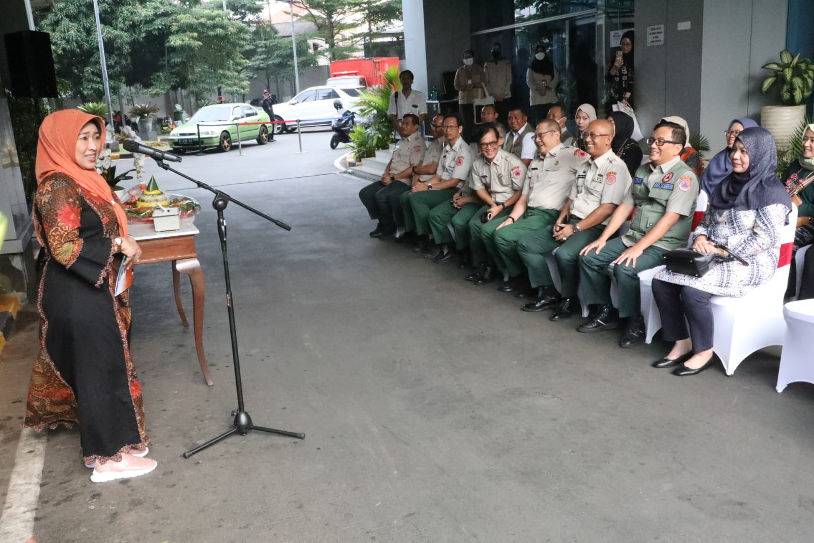 Ketua DWP BNPB Uke Suharyanto memberikan sambutan saat peresmian Toko UMKM DWP BNPB bertempat di Lobi Selatan Gedung Graha BNPB, Jakarta, pada Kamis (8/6)